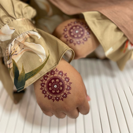 Honey henna body art applied on skin — peel, press & reveal, lasts 3–5 days | Palace.design