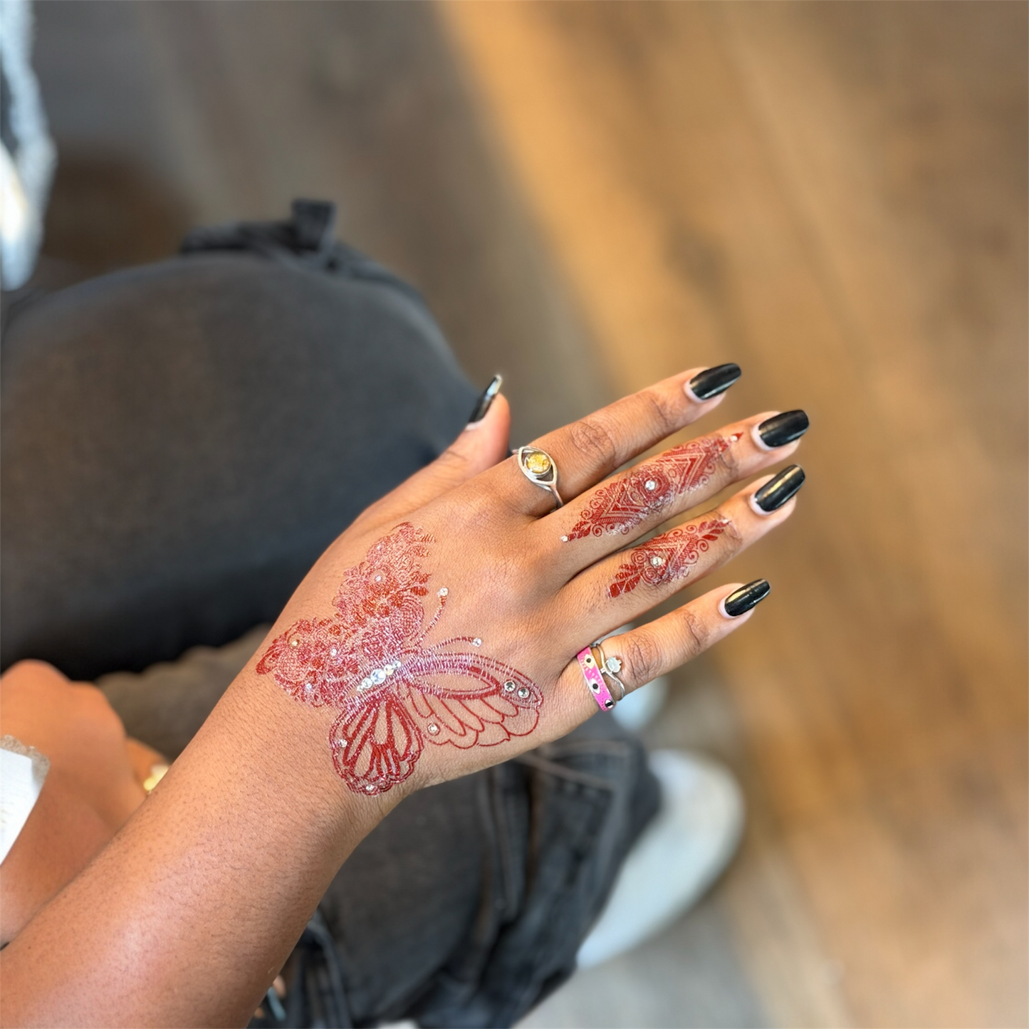 Terracotta henna body art applied on skin — water-resistant, lasts 3–5 days | Palace.design