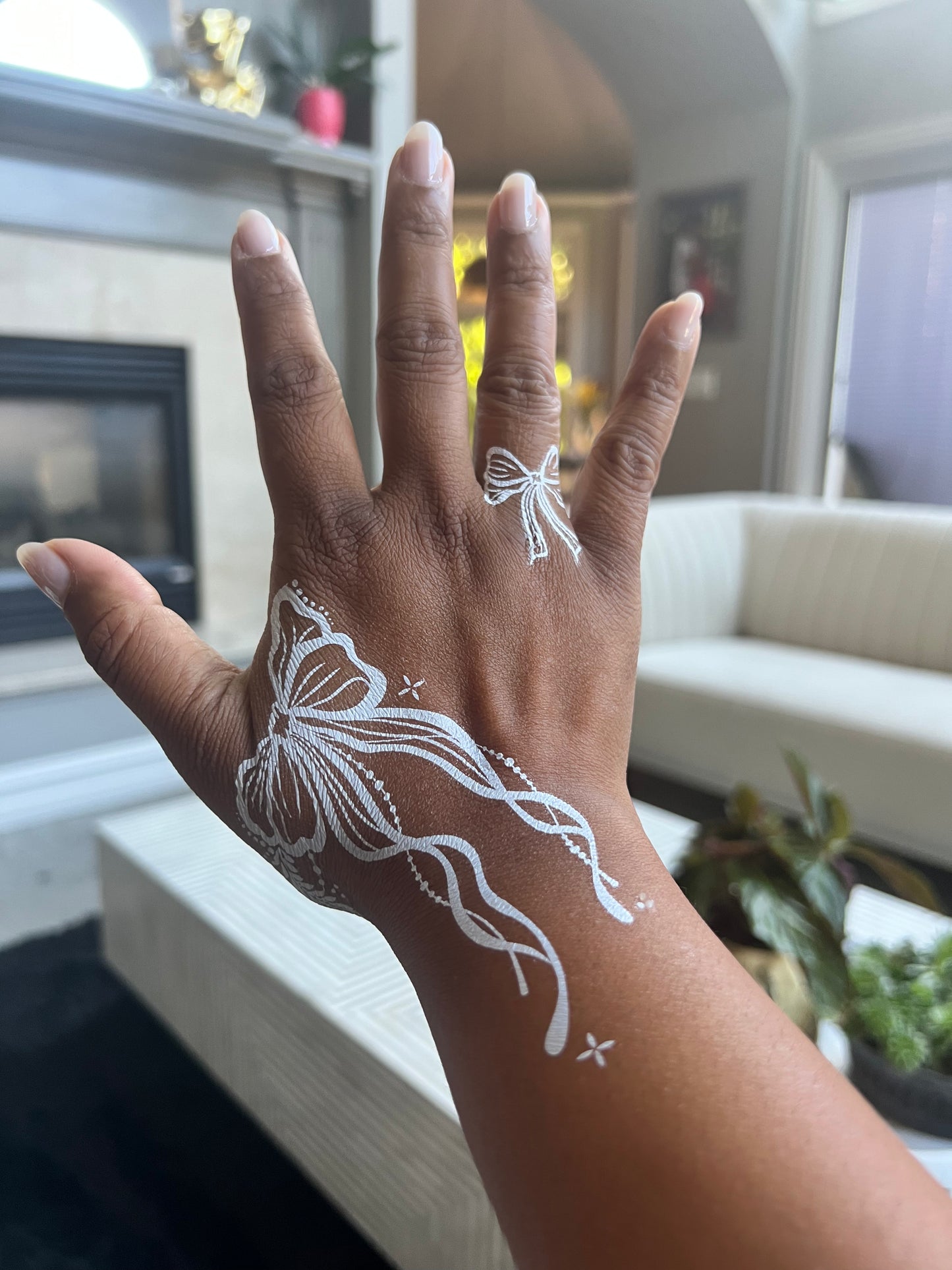 Ribbon - Pearl Henna-Inspired Body Art