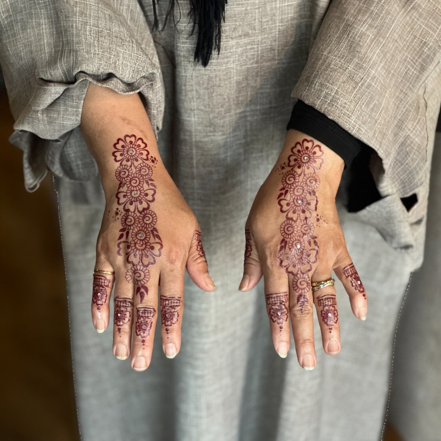 Scarlet Veil - Rouge Henna-Inspired Body Art